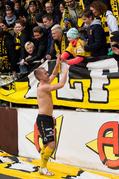 Elfsborgs Andreas Klarström tackar publiken