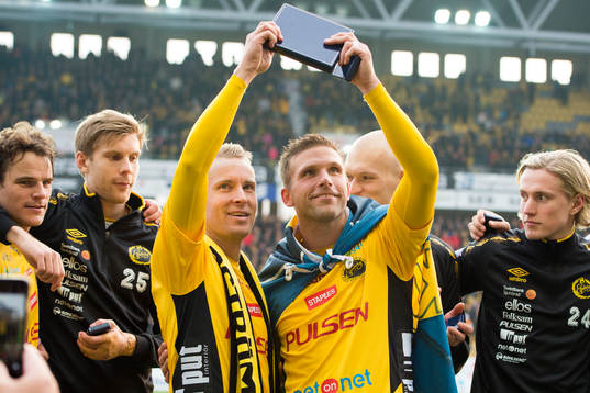 Elfsborgs målvakt Kevin Stuhr Ellegaard (ej i bild) överlät till Andreas Klarström och Anders Svensson att ta emot priset som fyra i årets Allsvenska