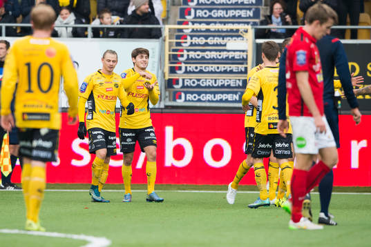 Elfsborgs Arber Zeneli jublar tillsammans med Simon Hedlund efter att gjort 3-1