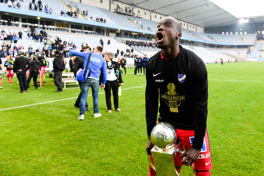 Norrköpings Alhaji Kamara med Lennart Johanssons Pokal och