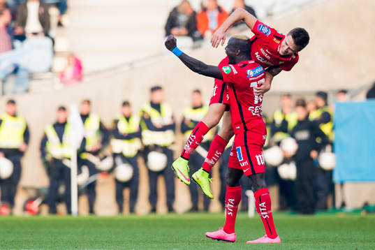 Norrköpings Alhaji Kamara lyfter Arnor Ingvi Traustason och firar sm-guldet