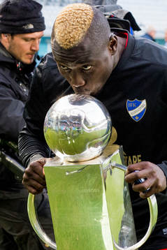 Norrköpings Alhaji Kamara firar sm-guldet med Lennart Johanssons pokal