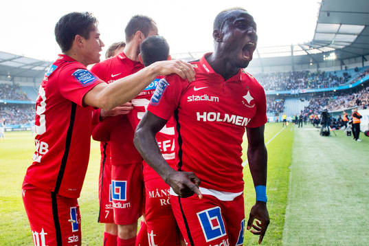 Norrköpings Alhaji Kamara firar Emir Kujovic gjort 0-1