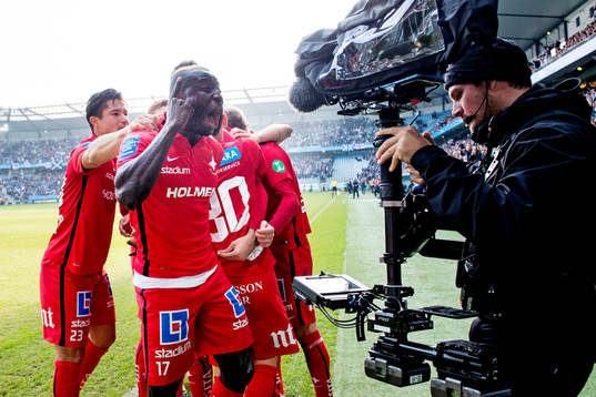 Norrköpings Alhaji Kamara firar Emir Kujovic gjort 0-1
