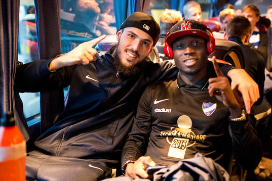 Norrköpings Emir Kujovic och Alhaji Kamara i spelarbussen