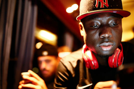 Norrköpings Alhaji Kamara kollar sin telefon i