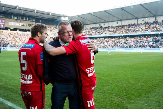 Norrköpings tränare Jan Andersson (m) kramar om Christoffer Nyman och Linus Wahlqvist efter att Norrköping blivit Svenska Mästare 2015 efter