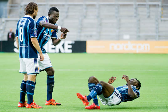 Djurgårdens Omar Colley och Sam Johnson firar 4-1