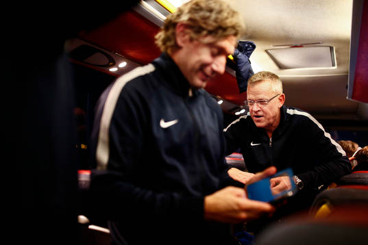 Norrköpings tränare Jan Andersson i spelarbussen påväg