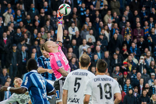 Sundsvalls målvakt Tommy Naurin räddar skott