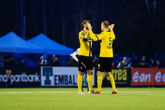 Frejs Johannes Gustafsson och Daniel Theorin jublar