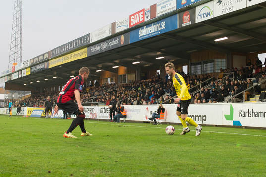 Mjällbys Christian Wilhelmsson i kamp om bollen