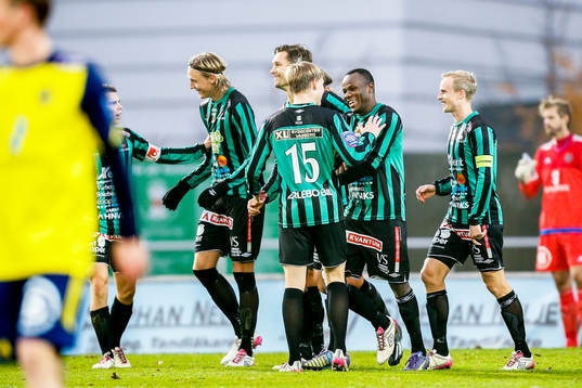 Varbergs spelare jublar efter 1-0