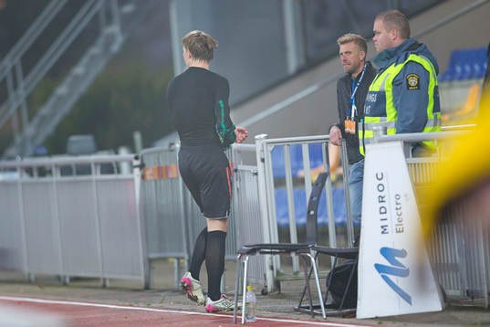 Varbergs Anton Liljebäck kliver av planen efter att ha tilldelats rött kort
