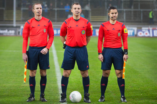 Assisterande domare Pär Leek och domare Dragan Banjac och Assisterande domare Julian Poulsen Sosefo