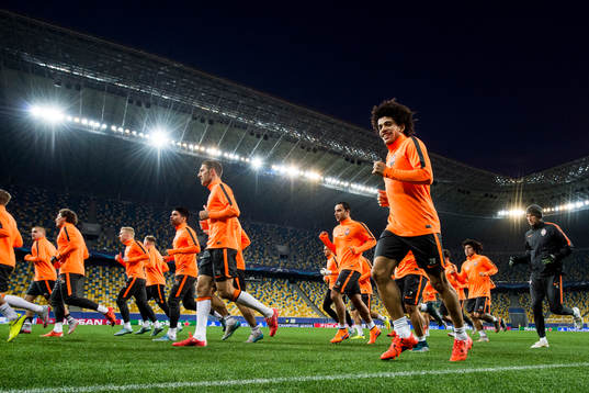 Shakhtar Donetsks spelare med Taison (th)
