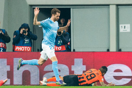 Malmö FFs Kari Arnason fäller Shakhtar Donetsks Alex Teixeira och det döms straff