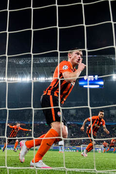 Shakhtar Donetsks Oleksandr Gladkyy jublar efter sitt 1-0 mål, i bakgrunden Bernard (tv) och Alex Teixeira (th)