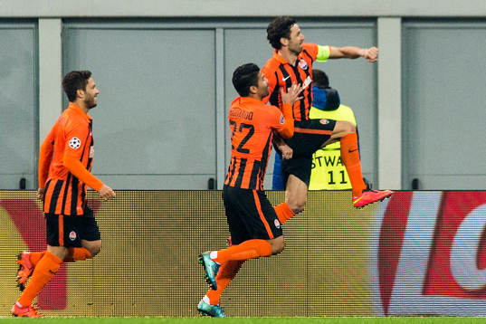 Shakhtar Donetsks Darijo Srna och Eduardo jublar efter 2-0 målet på straff