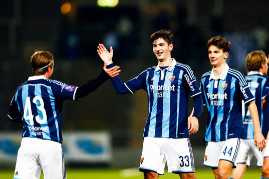 Djurgårdens Alexander Bergendahl Kärki och Besard Sabovic och Ludvig Brandimarti jublar efter segern och det bärgade SM-guldet