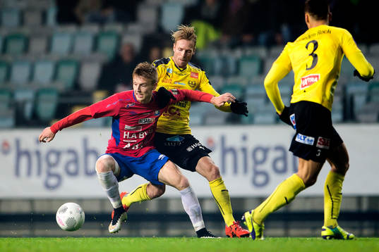 Örgrytes Sebastian Olsson i kamp med Mjällbys Christian Wilhelmsson