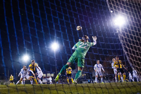 Frejs Christophe Lallet gör 0-1 bakom Akropolis målvakt