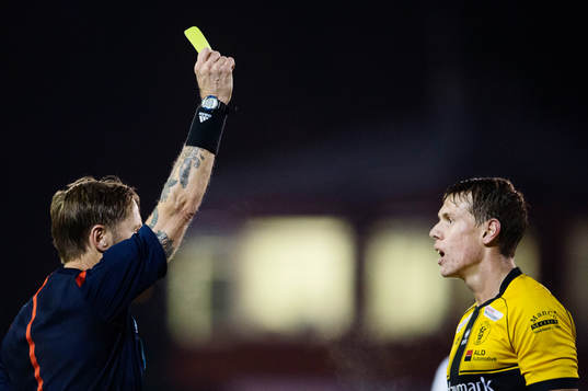 Domare Lars Olsson ger Frejs Philip Wiström gult kort