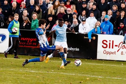 Malmö FFs Pa Konate och Götene IFs Alexander Andersson i