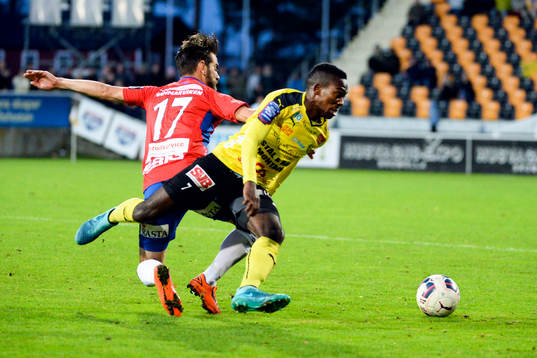 Mjällbys Lumala Abdu och Örgrytes Björn Anklev