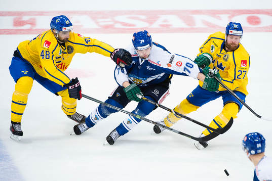 Sveriges Daniel Rahimi (tv) och Linus Omark (th)