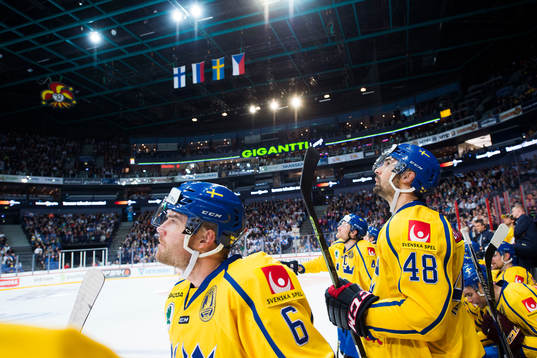 Sveriges Daniel Rahimi följer ett domslut på jumbotronen