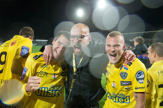 Falkenbergs Stefan Rodevåg och sportchef Patrik Lundgren och Rasmus Sjöstedt jublar