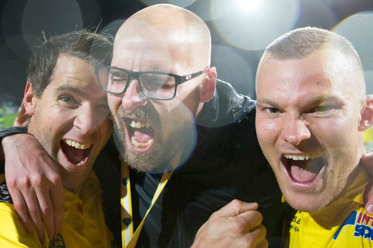 Falkenbergs Stefan Rodevåg och klubbchef Patrik Lundgren och Rasmus Sjöstedt jublar