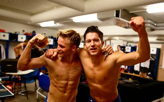 Norrköpings Nicklas Bärkroth och David Boo Wiklander i omklädningsrummet