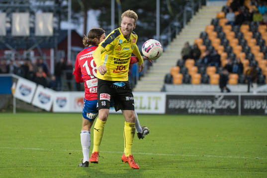Mjällbys Christian Wilhelmsson i kamp om bollen