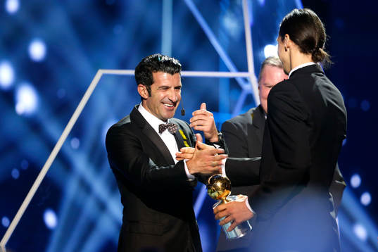Zlatan Ibrahimovic får Guldbollen av Luis Figo