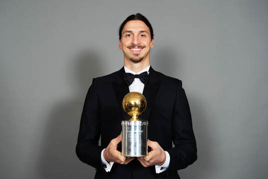 Zlatan Ibrahimovic, Paris Saint-Germain, poserar med Guldbollen