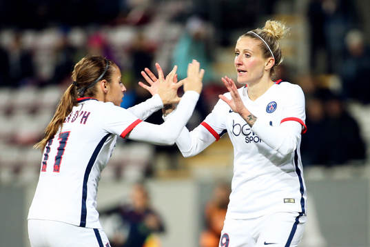 Paris Jessica Houara-d'Hommeaux och Anja Mittag firar efter 1-1 av Mittag