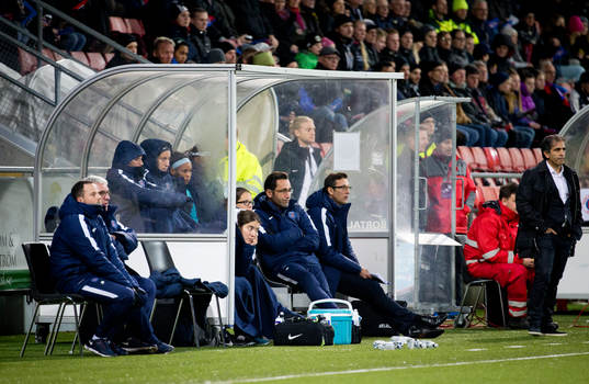 Deppigt på Paris SG avbytarbänk med Farid Benstiti och Kosovare Asllani