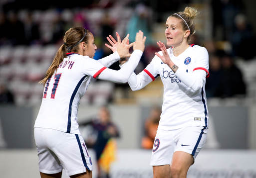 Paris SG Anja Mittag gör 1-1 och jublar med Jessica Houara-d'Hommeaux