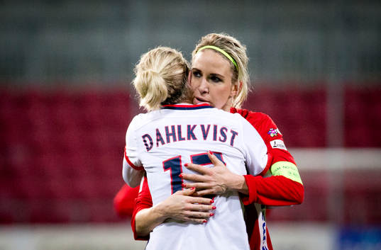 Paris SG Lisa Dahlkvist tackar KIF Örebro Elin Magnusson