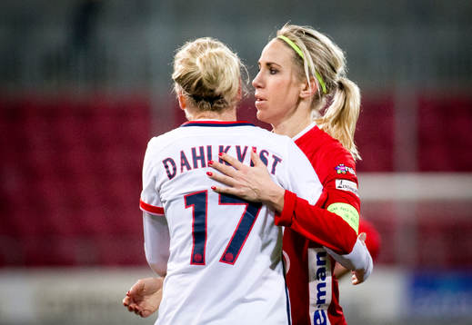 Paris SG Lisa Dahlkvist tackar KIF Örebro Elin Magnusson