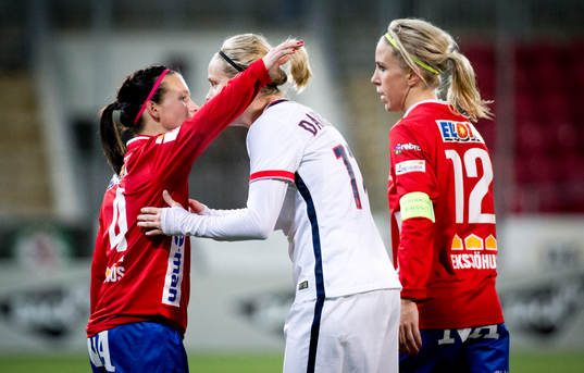 Paris SG Lisa Dahlkvist tackar KIF Örebro Elin Magnusson