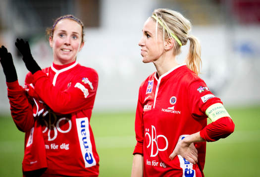 KIF Örebro Elin Magnusson tackas av