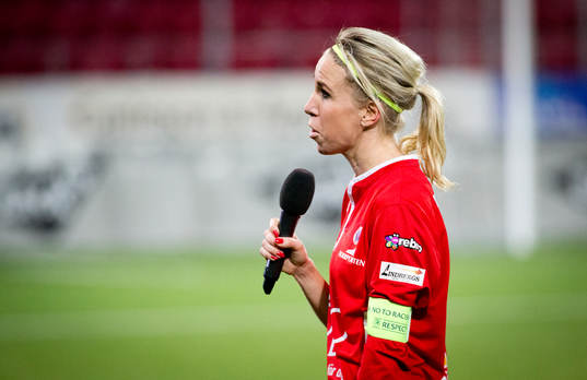 KIF Örebro Elin Magnusson tackas av