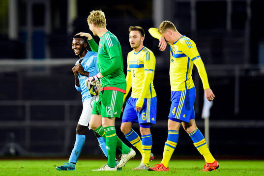 Malmös Lumala Abdu och Sveriges målvakt Jesper Johansson
