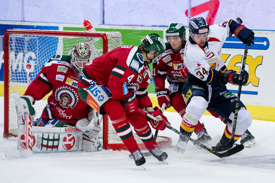 Djurgårdens Daniel Brodin bryter in mot Frölundas mål