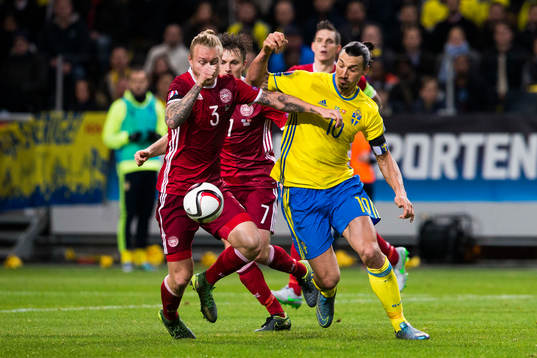 Danmarks Simon Kjär i kamp om bollen med Sveriges Zlatan Ibrahimovic