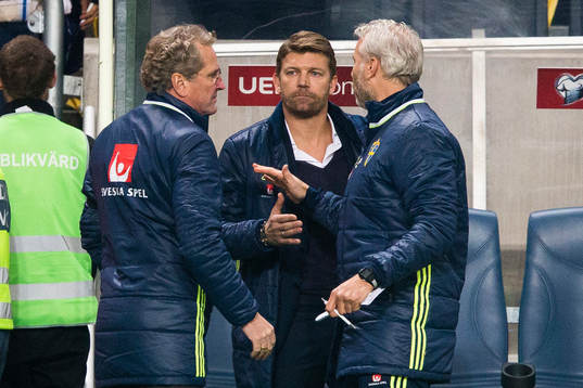 Sveriges förbundskapten Erik Hamrén, players manager Marcus Allbäck och målvaktstränare LArs Eriksson jublar efter slutsignalen