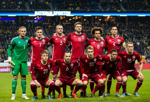  Målvakt Kasper Schmeichel, William Kvist, Simon Kjär, Nicklas Bendtner, Martin Braithwaite och Daniel Agger. Nedre raden från vänster: Viktor Fischer, Lars Jacobsen, Christian Eriksen, Riza Durmisi och Thomas Kahlenberg.
